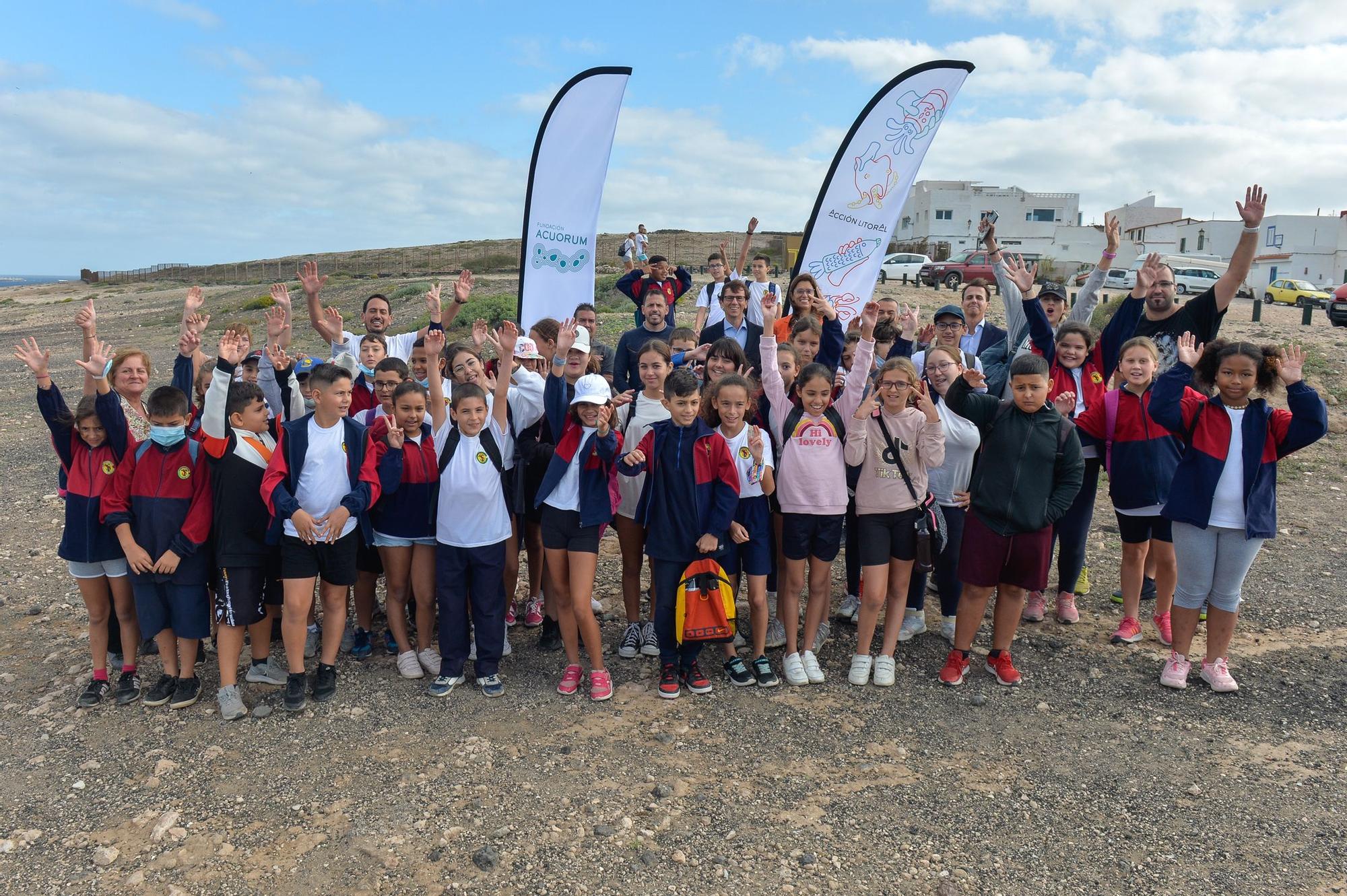 Los alumnos del Saulo Torón limpian la playa de Aguadulce