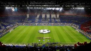 Los jugadores de Barcelona (d) y del Lyon (i) durante los himnos antes del partido por los octavos de final de la Liga de Campones de la UEFA entre el FC Barcelona y el Olympique de Lyon, este martes, en el estadio Groupama de Decines-Charpieu