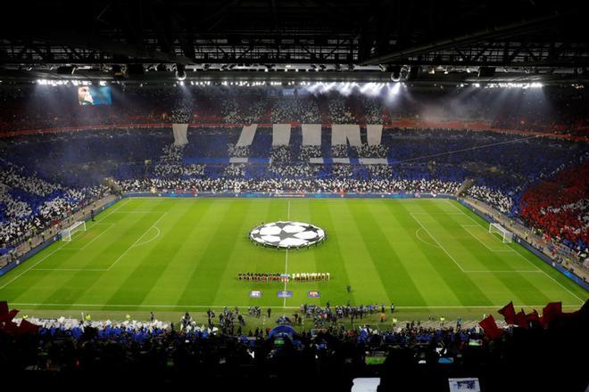 Los jugadores de Barcelona (d) y del Lyon (i) durante los himnos antes del partido por los octavos de final de la Liga de Campones de la UEFA entre el FC Barcelona y el Olympique de Lyon, este martes, en el estadio Groupama de Decines-Charpieu