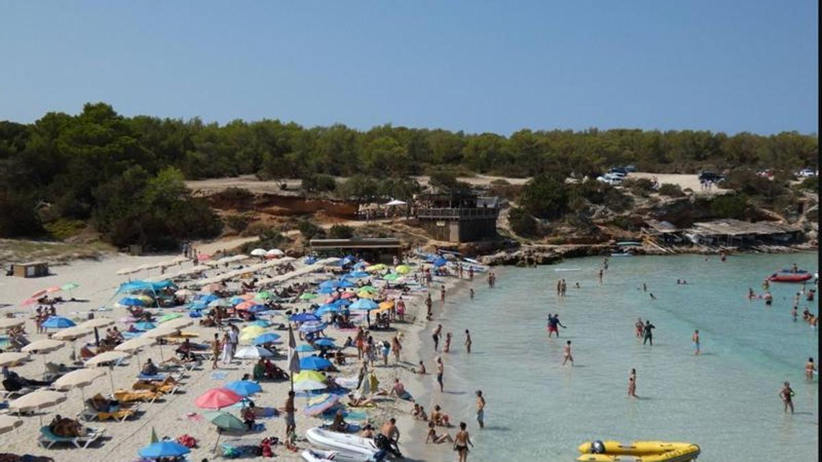 Hamacas y sombrillas en Cala Saona, una zona que no se ha visto afectada por la decisión de Costas