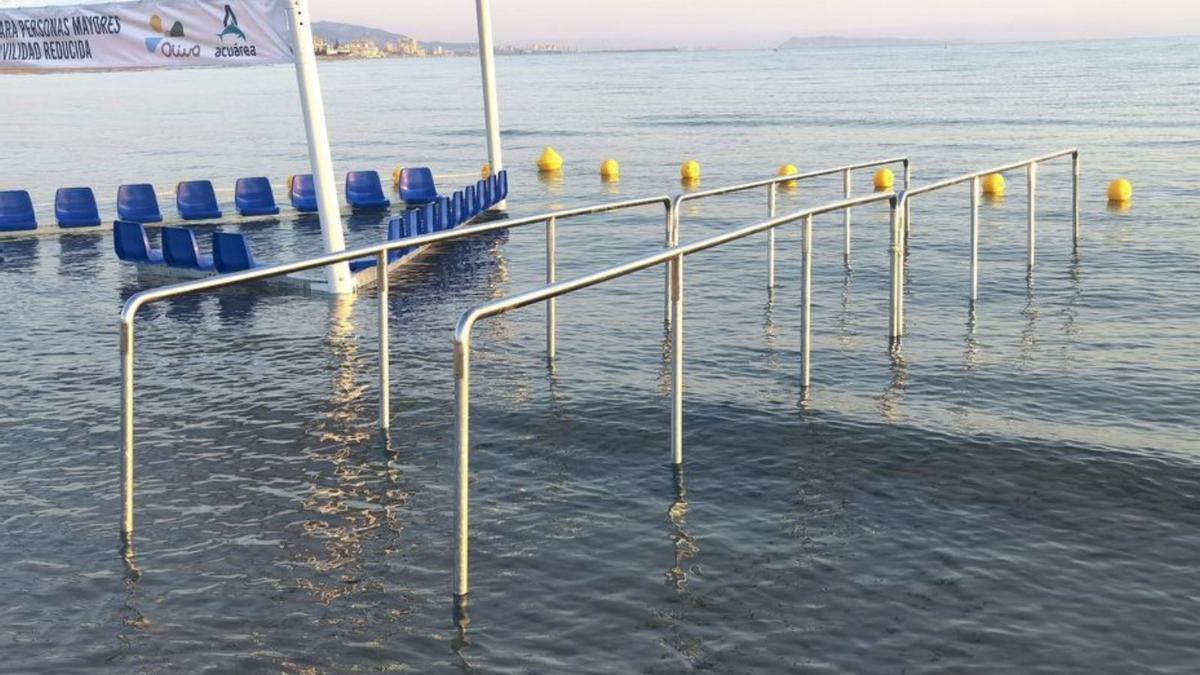 Detalle de la barandilla instalada para acceder al agua. | LEVANTE-EMV