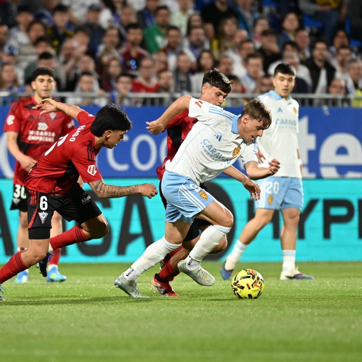 El Mirandés se lleva el duelo de necesitados ante el Zaragoza en el Ibercaja.