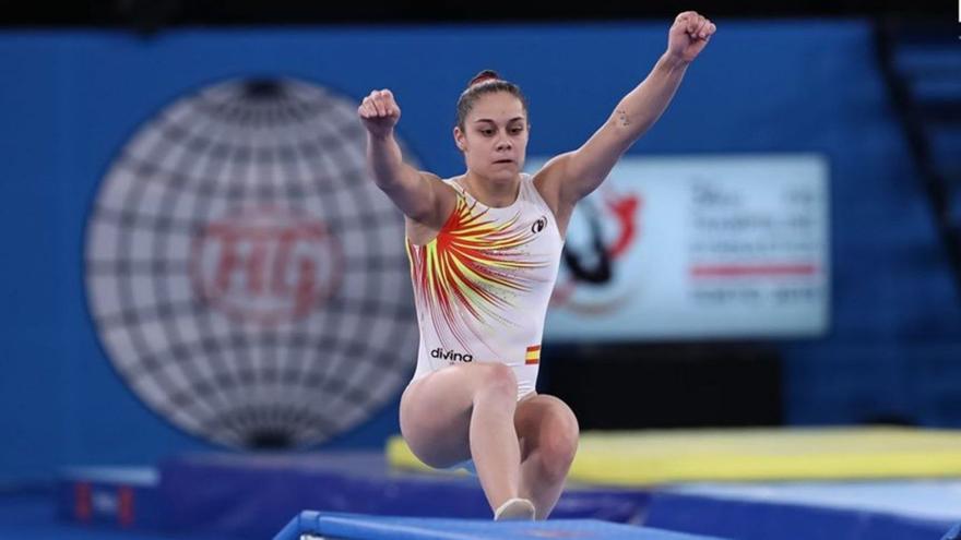 Melania Rodríguez, en plena rutina de salto.   | // RFEG