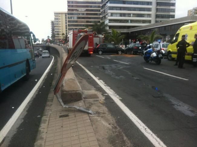 Accidente en el acceso a Juan XXIII desde la Avenida Marítima