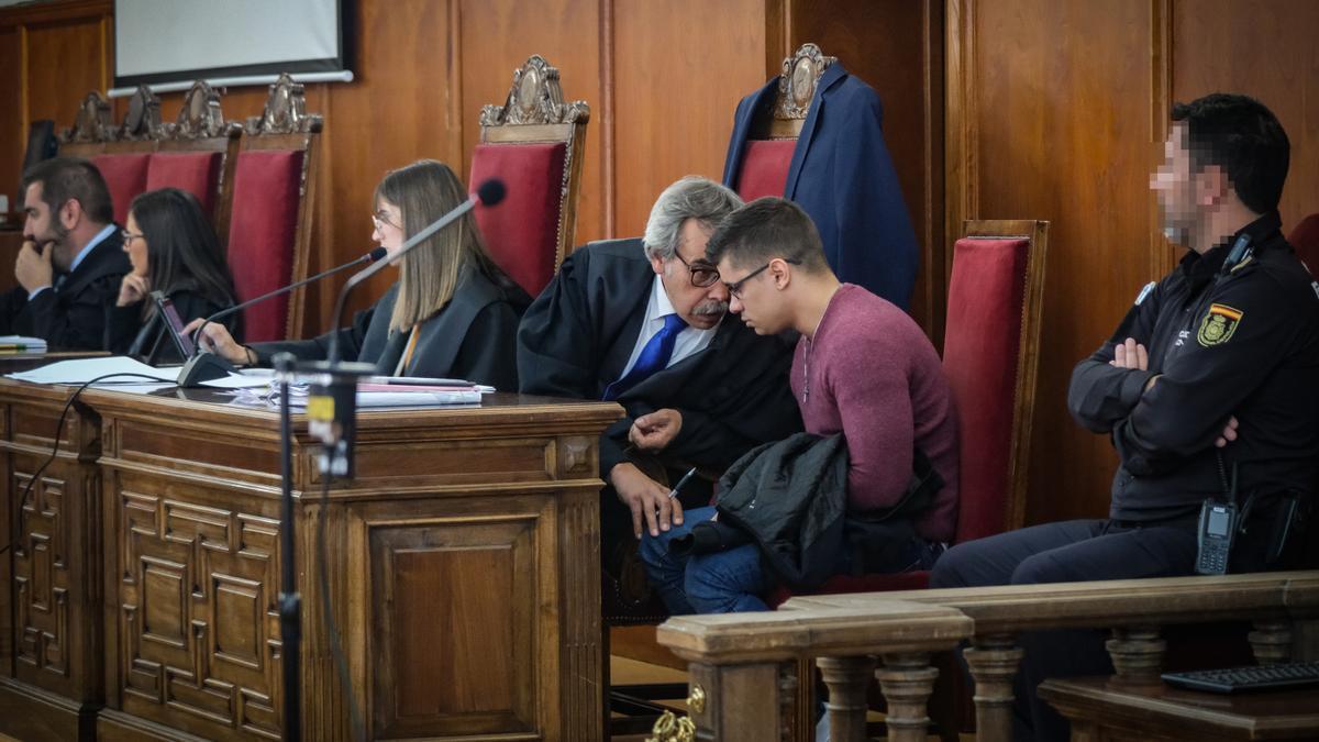 El acusado habla con su abogado, Enrique González de Vallejo, este lunes durante el juicio en la Audiencia de Badajoz.