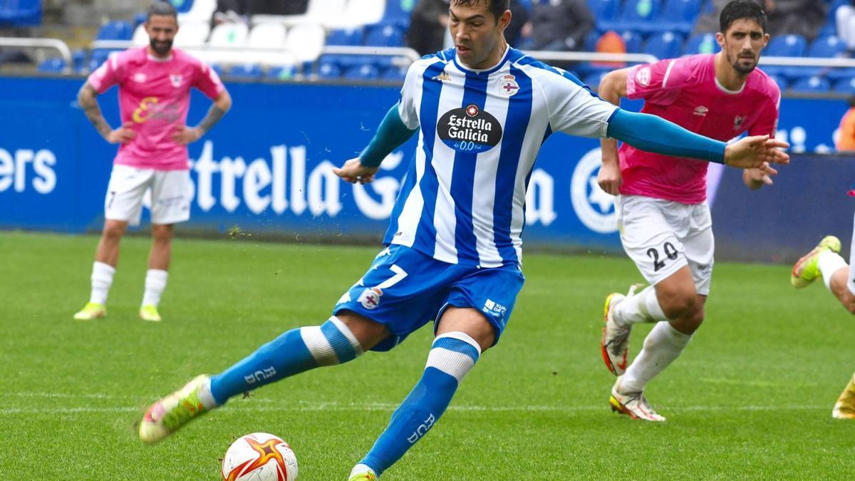 Miku lanza un penalti en Riazor ante el Talavera en el último partido disputado por los coruñeses. |  // CARLOS PARDELLAS