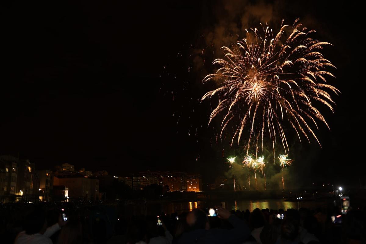 Los fuegos artificiales iluminan las fiestas de Bouzas
