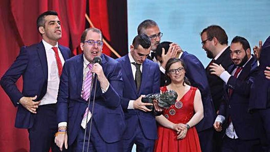 Josete, frente al micrófono, durante la entrega del Goya a la mejor película a la cinta Campeones.