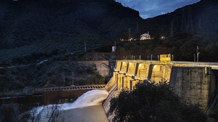 La Junta desembalsa agua del Tajo de la Encantada hasta las diez de la noche