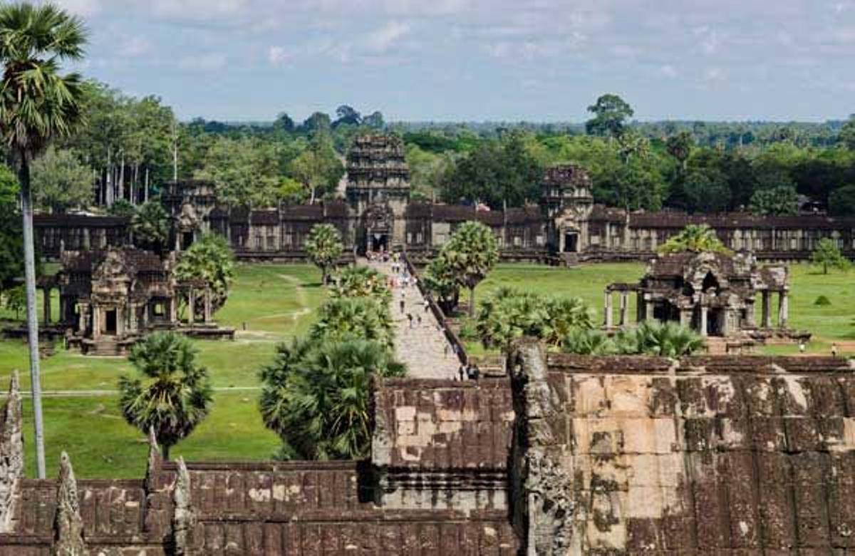Angkor Wat es el munumento religioso más grande del mundo y son miles los turistas que lo visitan cada año.