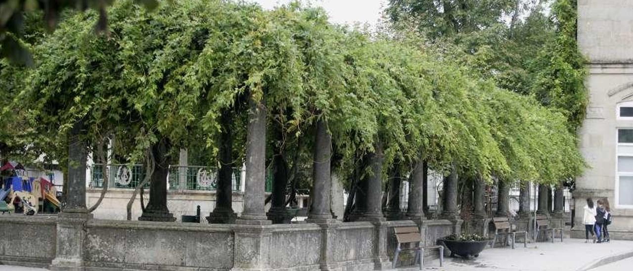 Una imagen actual de la pérgola de la alameda, que se retirará próximamente. // Bernabé / Cris M.V.