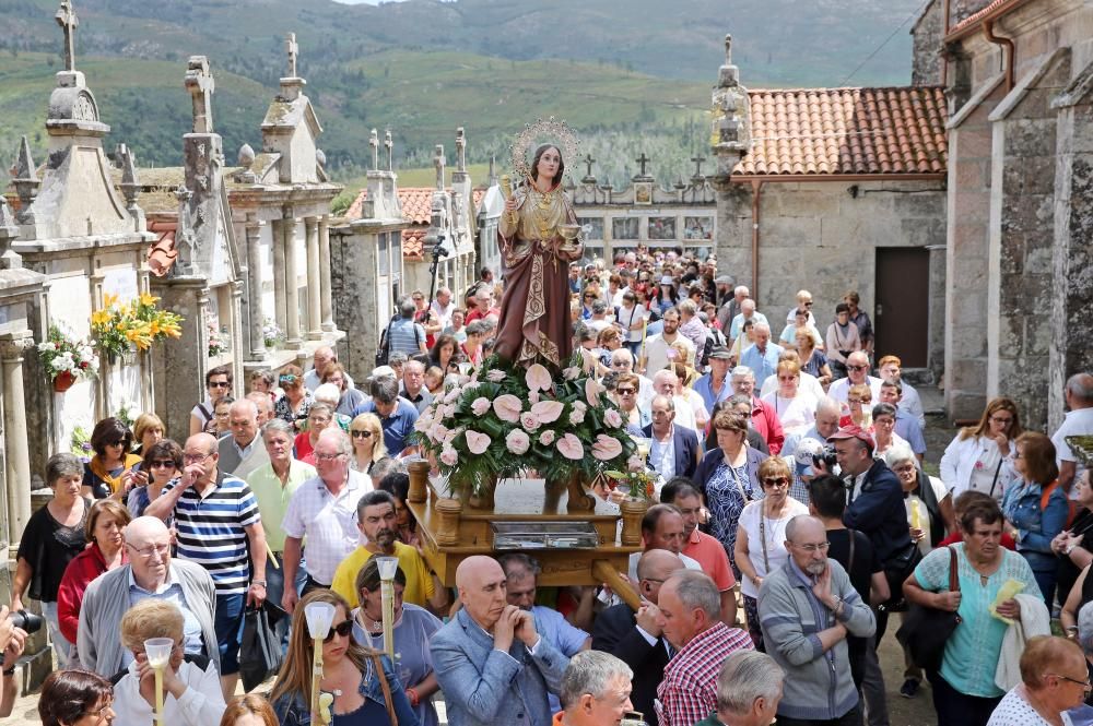 Santa Marta de Ribarteme:  donde los vivos desfilan en ataúdes