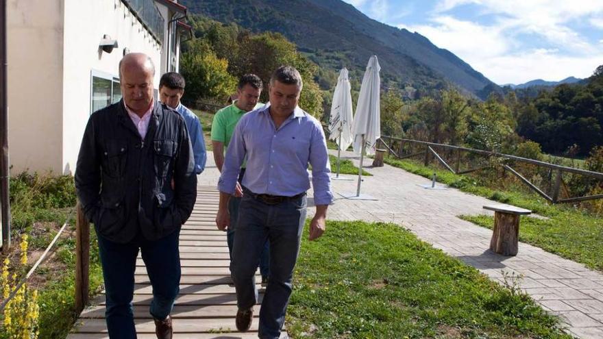 Luis Venta, a la izquierda, con José Antonio Velasco, ayer, en Campo de Caso.