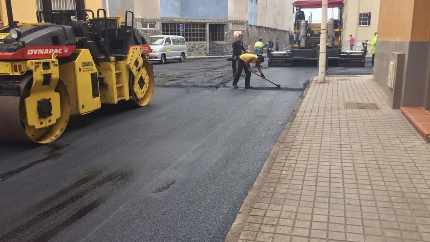 Una inversión de 50.000 euros asfalta tres calles de la zona este de La Garita