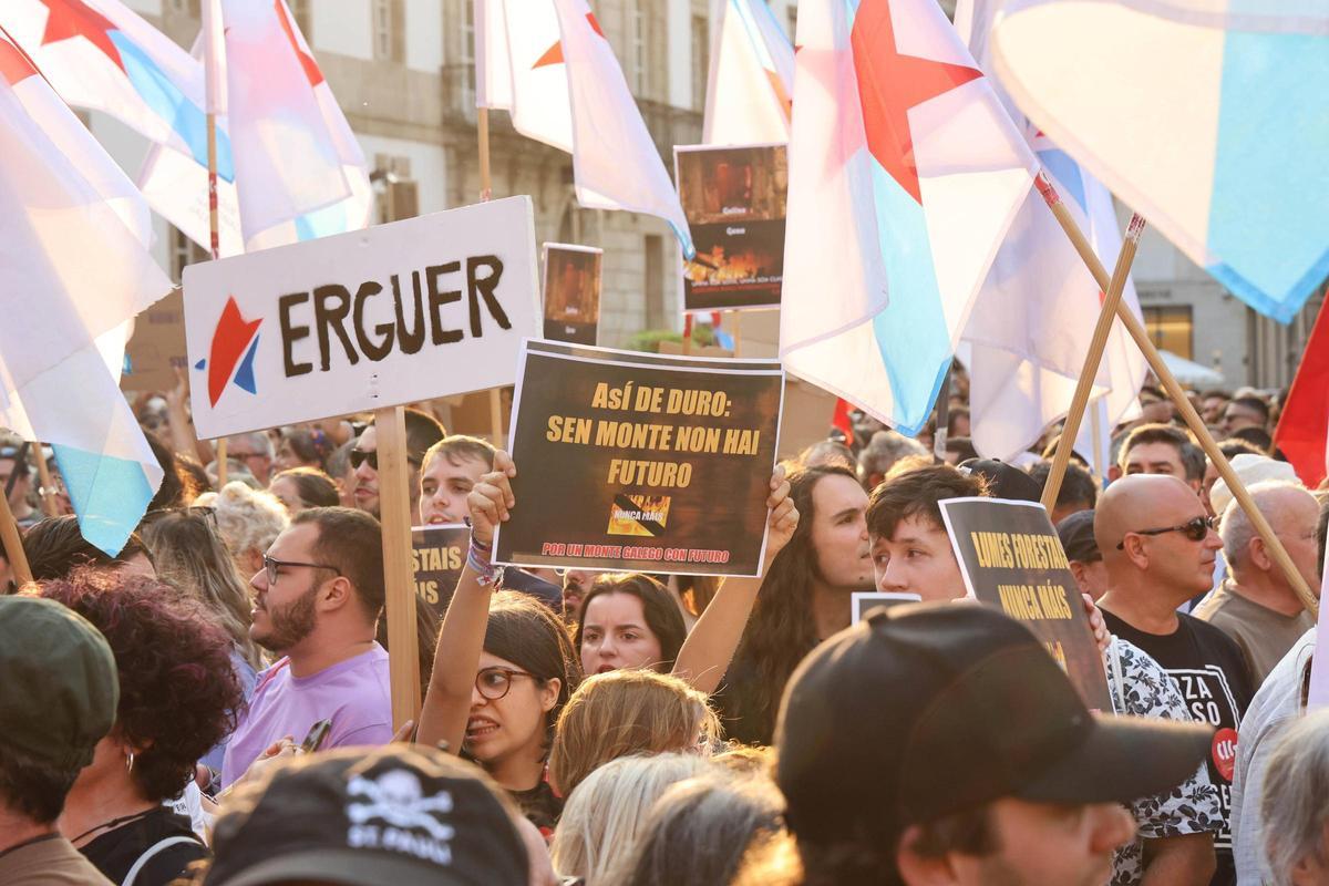 Cientos de personas salen a la calle en Vigo a protestar por la gestión de los incendios... bajo la ceniza