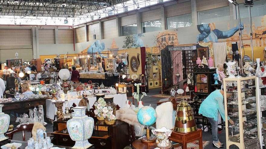 Pasada edición de esta feria de antigüedades en 2018 en Expourense. // E.Sarmiento