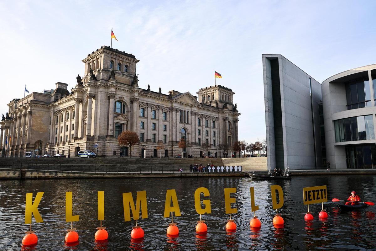 Protesta de Greenpeace en el río Spree de Berlín