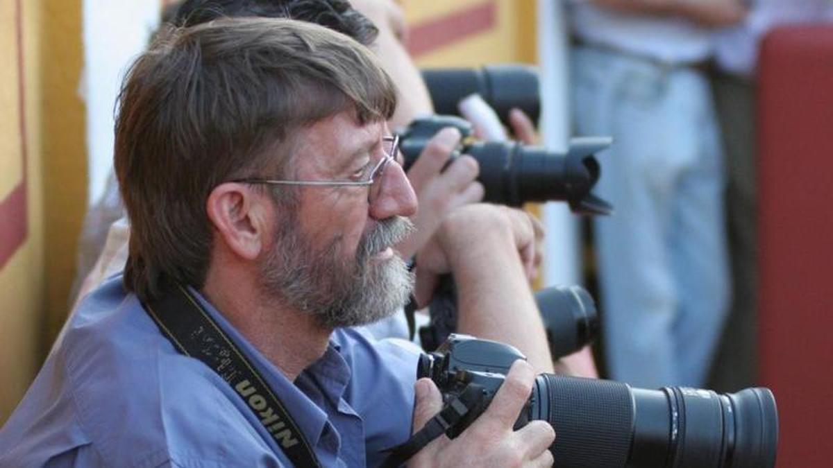 Emilio Piñero, con su cámara, cubriendo una corrida de toros.