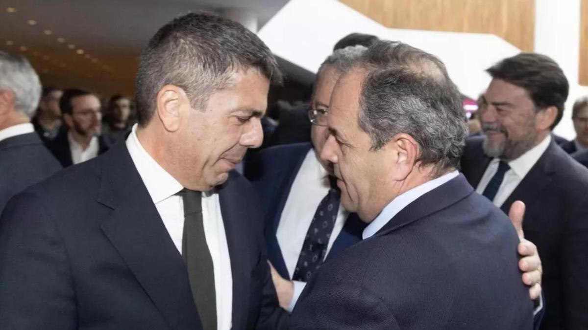 Mazón y Baño se saludan en presencia de Toni Pérez y, al fondo a la derecha, Luis Barcala, en un acto de FOPA en Alicante