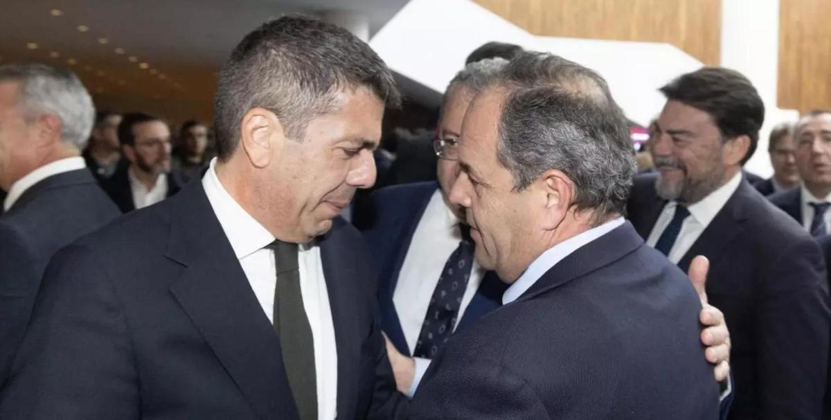 Mazón y Baño se saludan en presencia de Toni Pérez y, al fondo a la derecha, Luis Barcala, en un acto de FOPA en Alicante