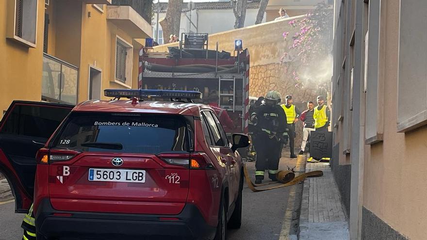 Los bomberos, durante los trabajos de extinción del incendio.