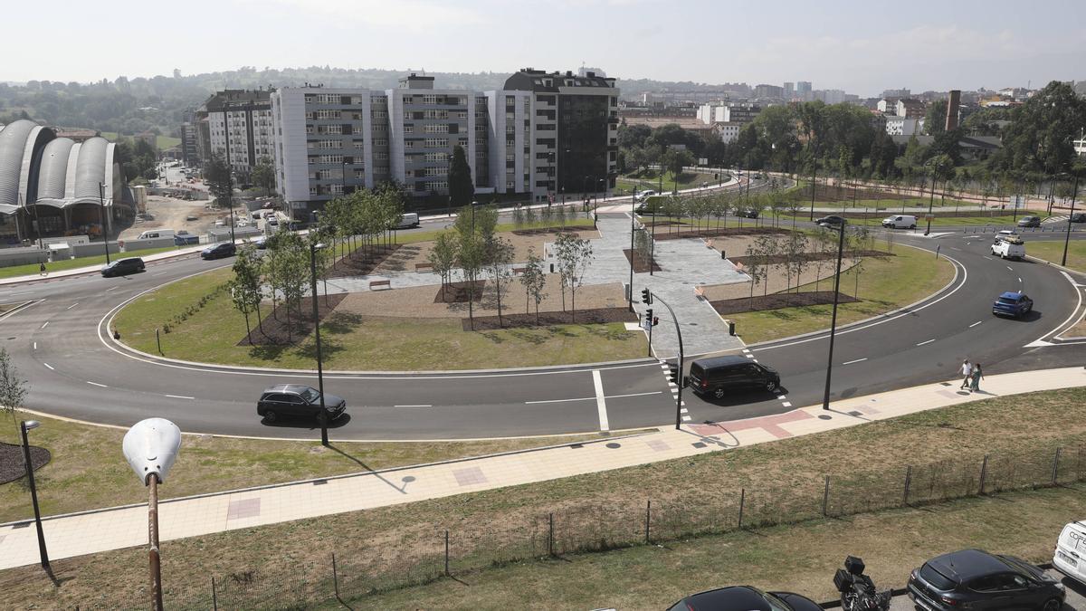 Vista aérea de la nueva glorieta de Santullano, tras su apertura al tráfico peatonal y de vehículos.