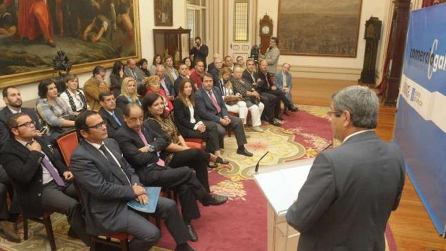 El presidente de los comerciantes gallegos, Seijas, de espaldas, presenta la plataforma comercial. / víctor echave