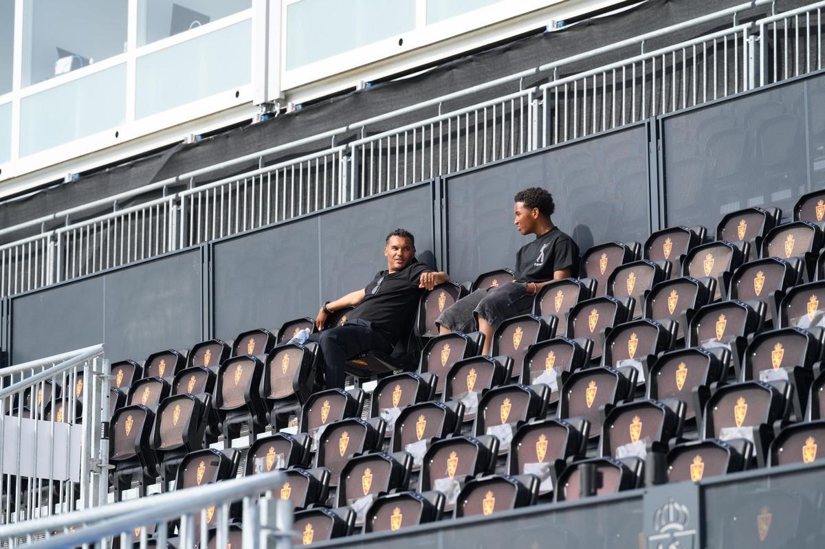 Wooter y su hijo presencian el entrenamiento de este jueves.