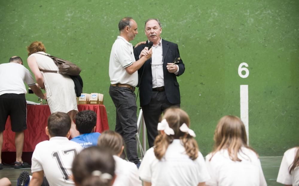 Entrega de trofeos conmemorativos del décimo aniversario del Atlhetic Coruña.