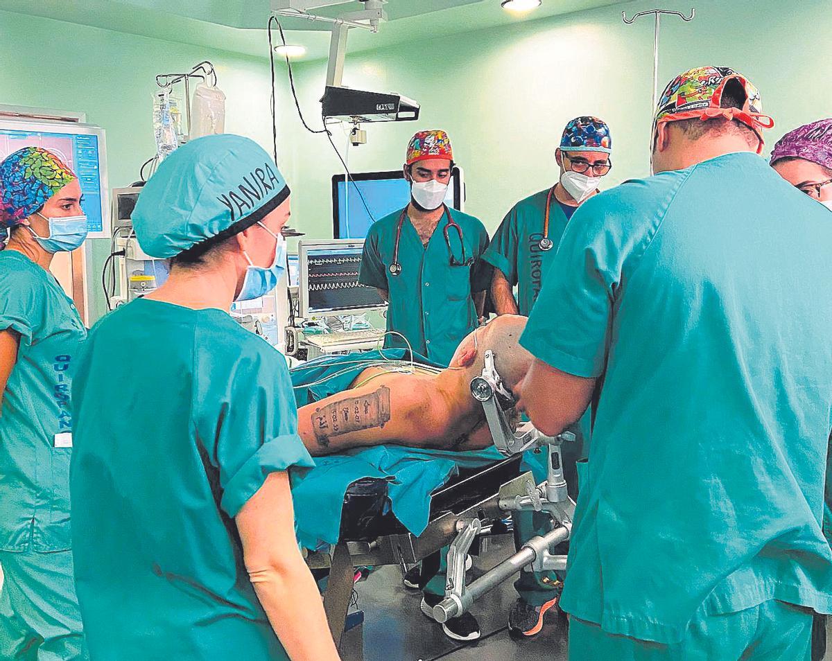 El Negrín realiza por primera vez una cirugía para extraer un tumor cerebral a un paciente despierto