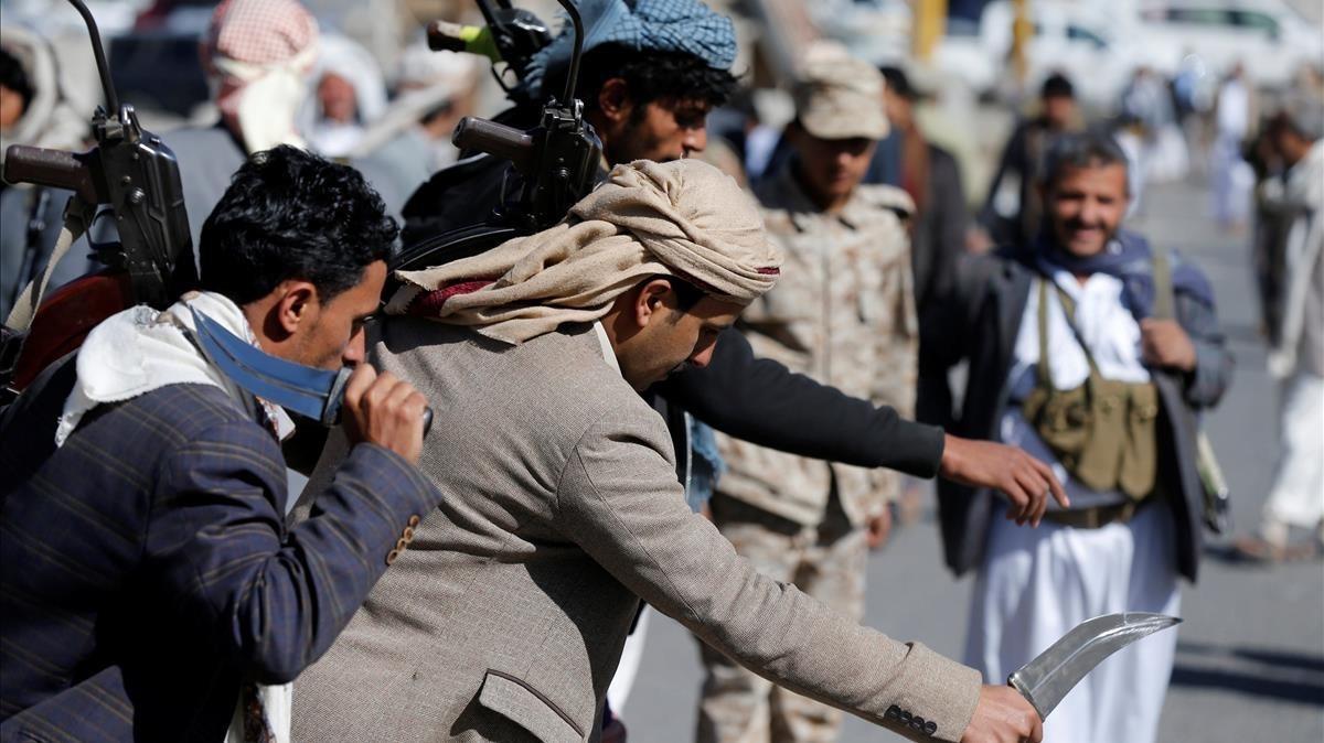 zentauroepp41370199 tribesmen loyal to the houthi movement perform the tradition171219181725