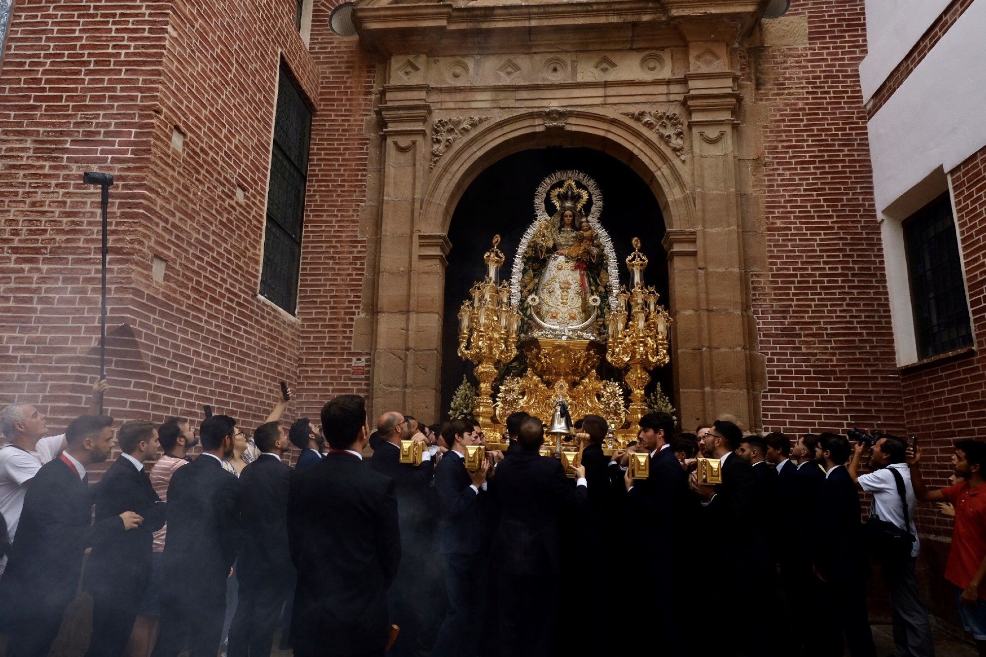 La procesión de la Virgen de los Remedios, en imágenes