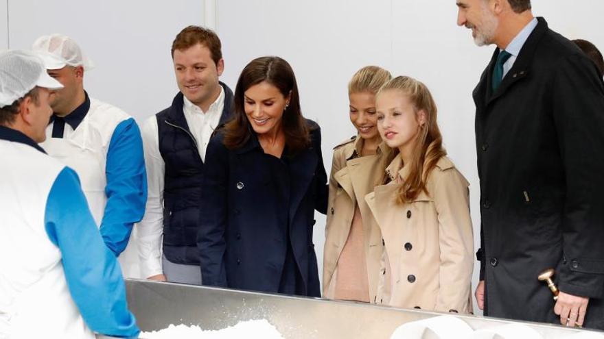 Los Reyes y sus hijas visitan una quesería en Asiegu.