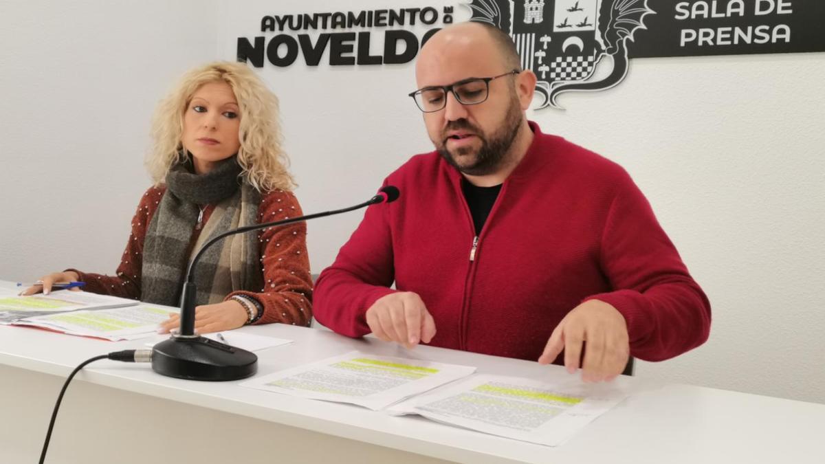 La secretaria municipal de Novelda y el concejal Iván Ñíguez, que ha admitido sentirse &quot;consternado&quot; con la sentencia del TSJ.