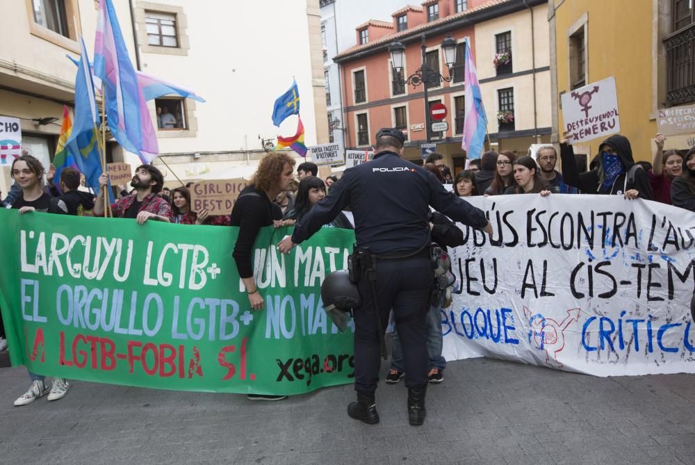 Manifestación en Oviedo contra el autobús de "HazteOir"