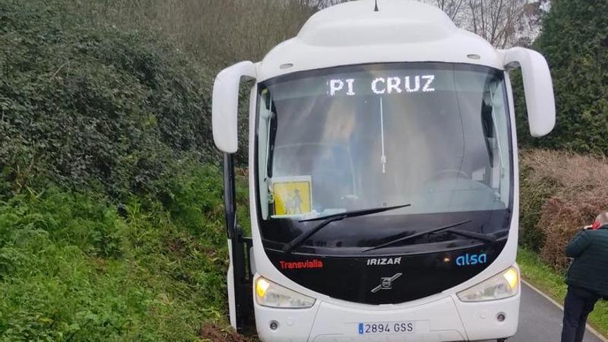Un bus escolar queda atrapado en una cuneta en Bergondo
