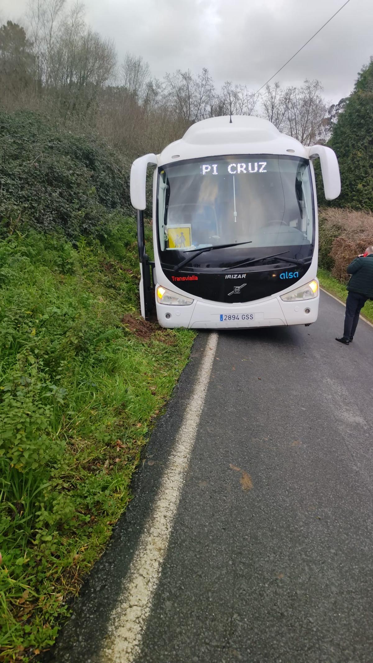 Bus escolar que quedó atrapado en una cuneta en Bergondo.