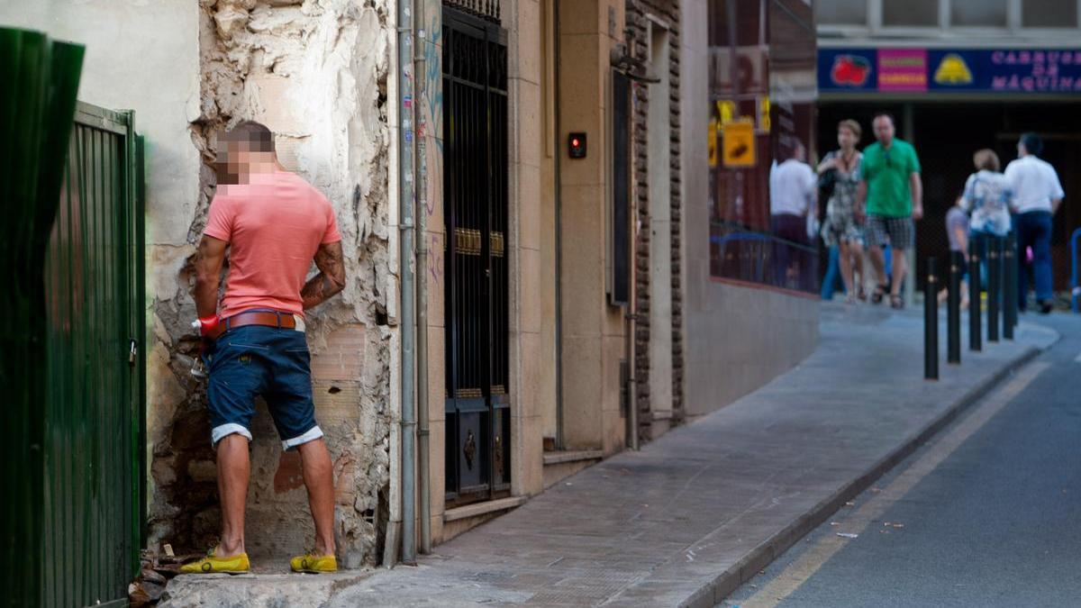 Un joven micciona en una calle del Casco Antiguo de Alicante, en una imagen de archivo