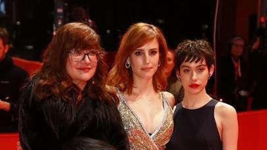 Isabel Coixet, con las actrices Greta Fernández y Natalia de Molina.