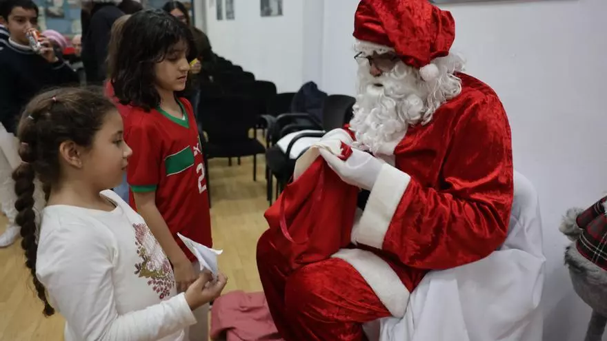 VÍDEO | Abuelas en Acción celebra su décima jornada solidaria en la Fundación Natzaret con la visita de Papá Noel