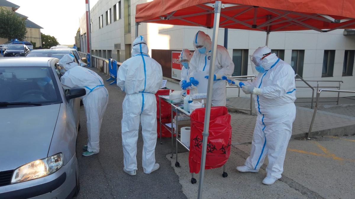 Sanitarios realizando pruebas para detectar el COVID.