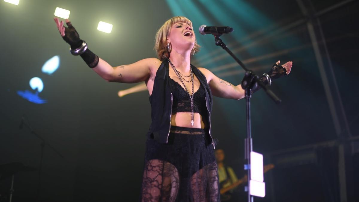 Alba Reche durante el concierto en la Estación del Norte.