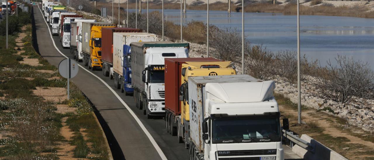 Cola de camioneros en la entrada al puerto de València.