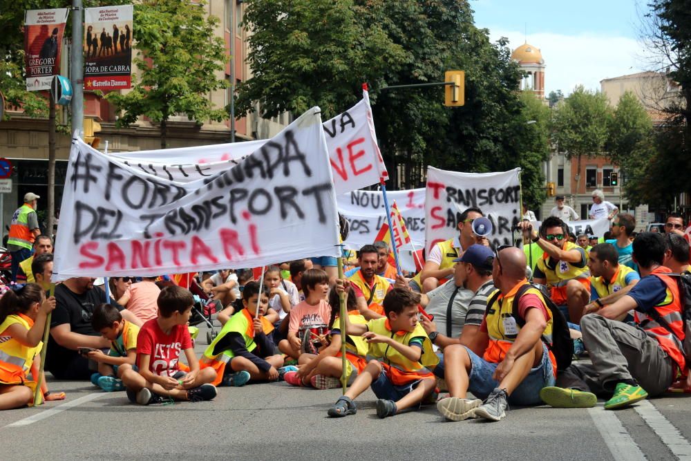 Manifestació dels treballadors de les ambulàncies de Girona