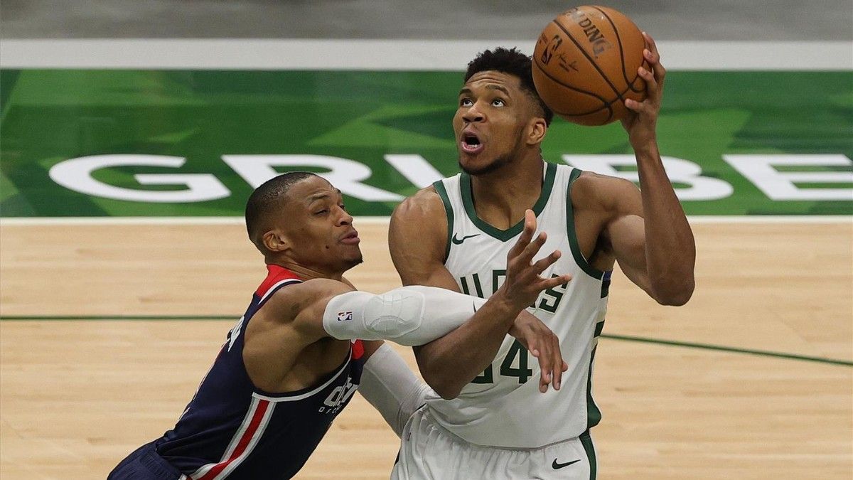 Giannis Antetokounmpoluchando un balón con Russell Westbrook