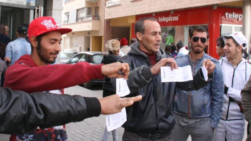 Los trabajadores protestaron ayer ante la ETT.