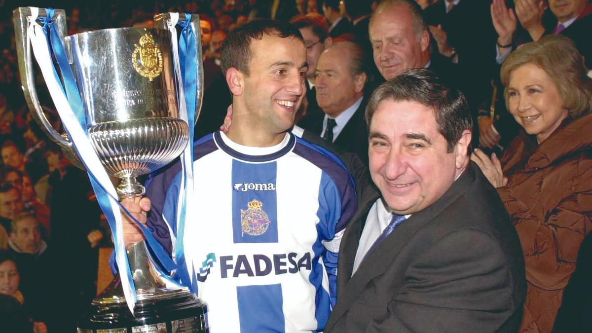 El capitán, Fran González, recibió la Copa con el abrazo del entonces presidente del Deportivo, Augusto César Lendoiro