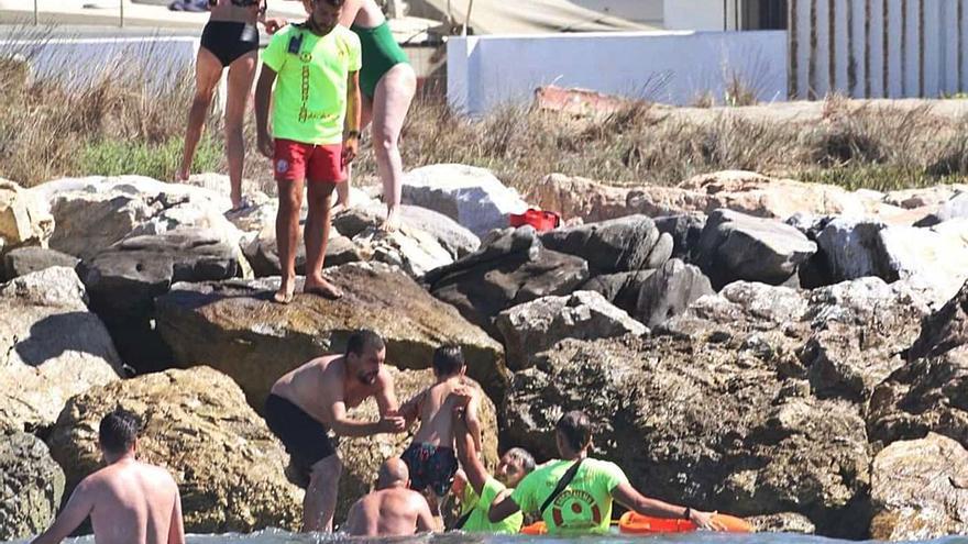 Un momento del rescate de ocho bañistas en la playa de Cabopino, a inicios de agosto.