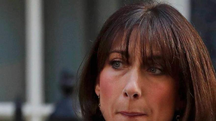 Samantha Cameron, cariacontecida, el viernes, escucha a su marido anunciar su dimisión.