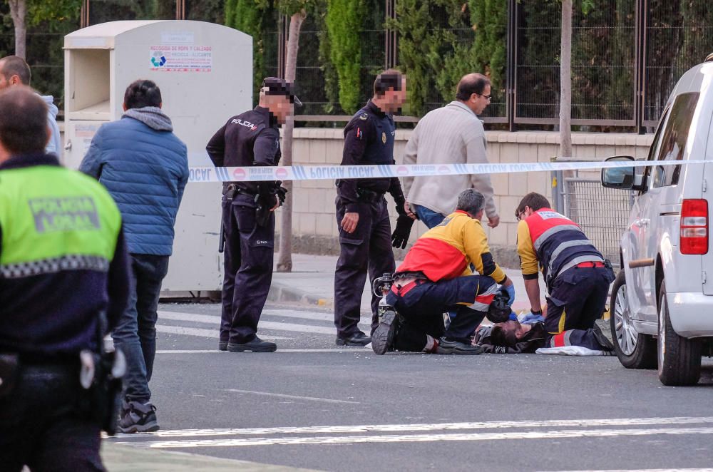 Un hombre dispara 5 veces a su pareja delante de su hijo en un colegio de Elda y se suicida